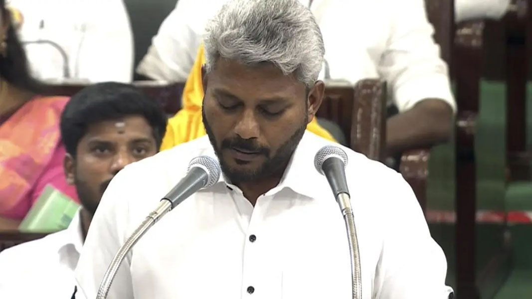 எம்.ஜி.ஆர். பாடலை பாடி முதல்வர் விஜய்க்கு புகழாரம்: சட்டப்பேரவையில் சுவாரஸ்ய நிகழ்வு!